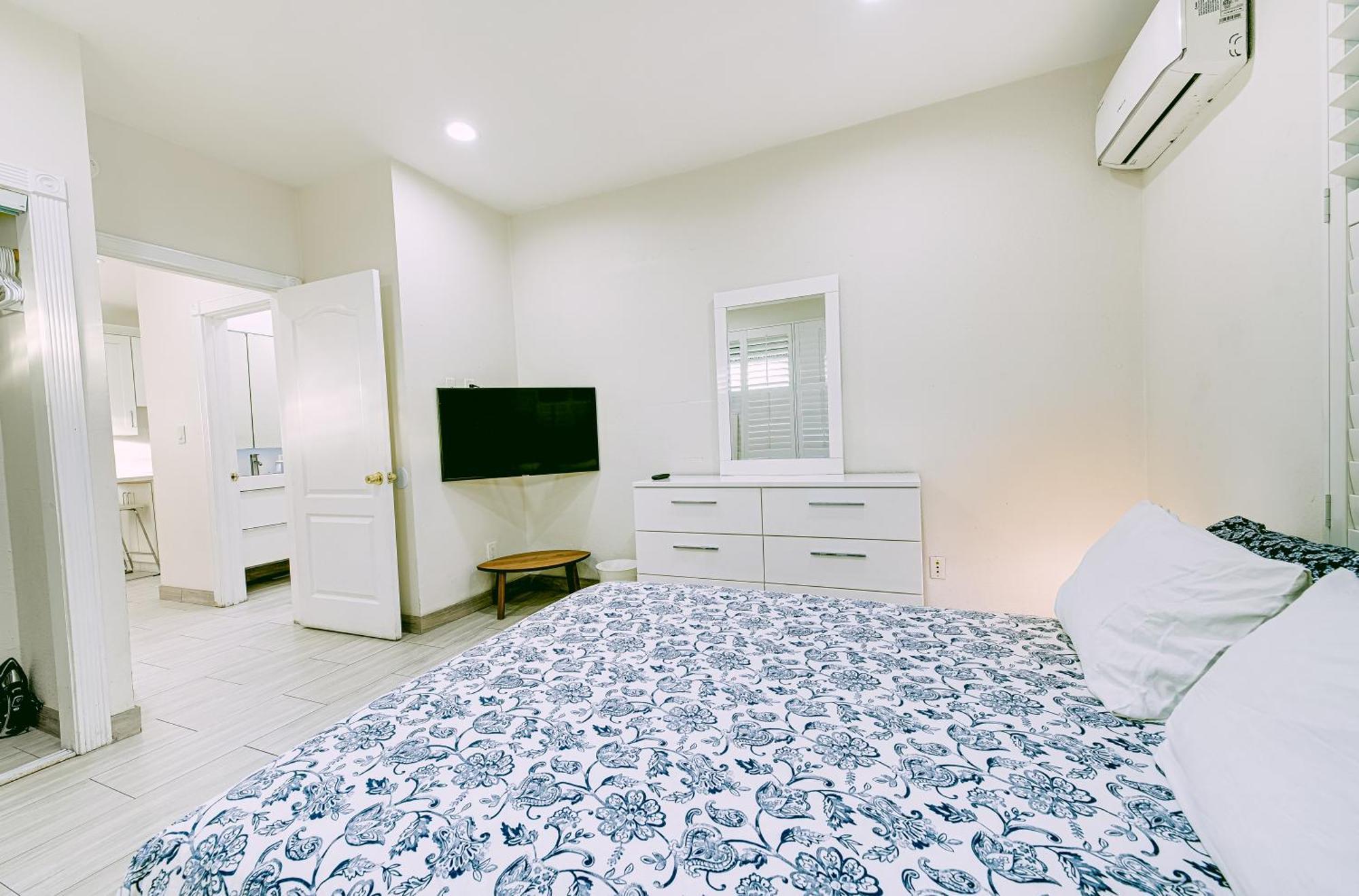 Stylish Modern Home, Ac, Parking & Near Fwys Santa Ana Bagian luar foto