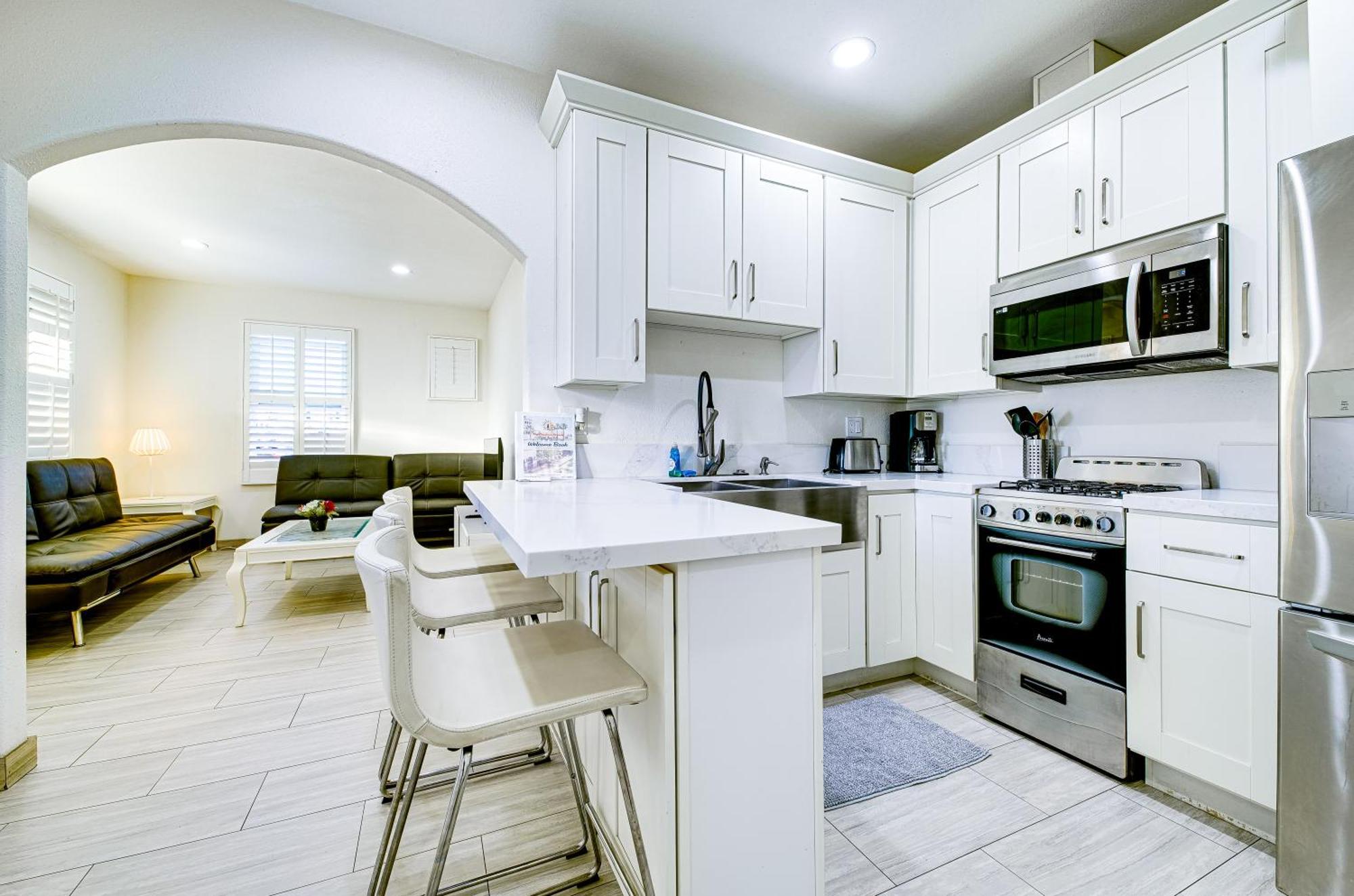 Stylish Modern Home, Ac, Parking & Near Fwys Santa Ana Bagian luar foto
