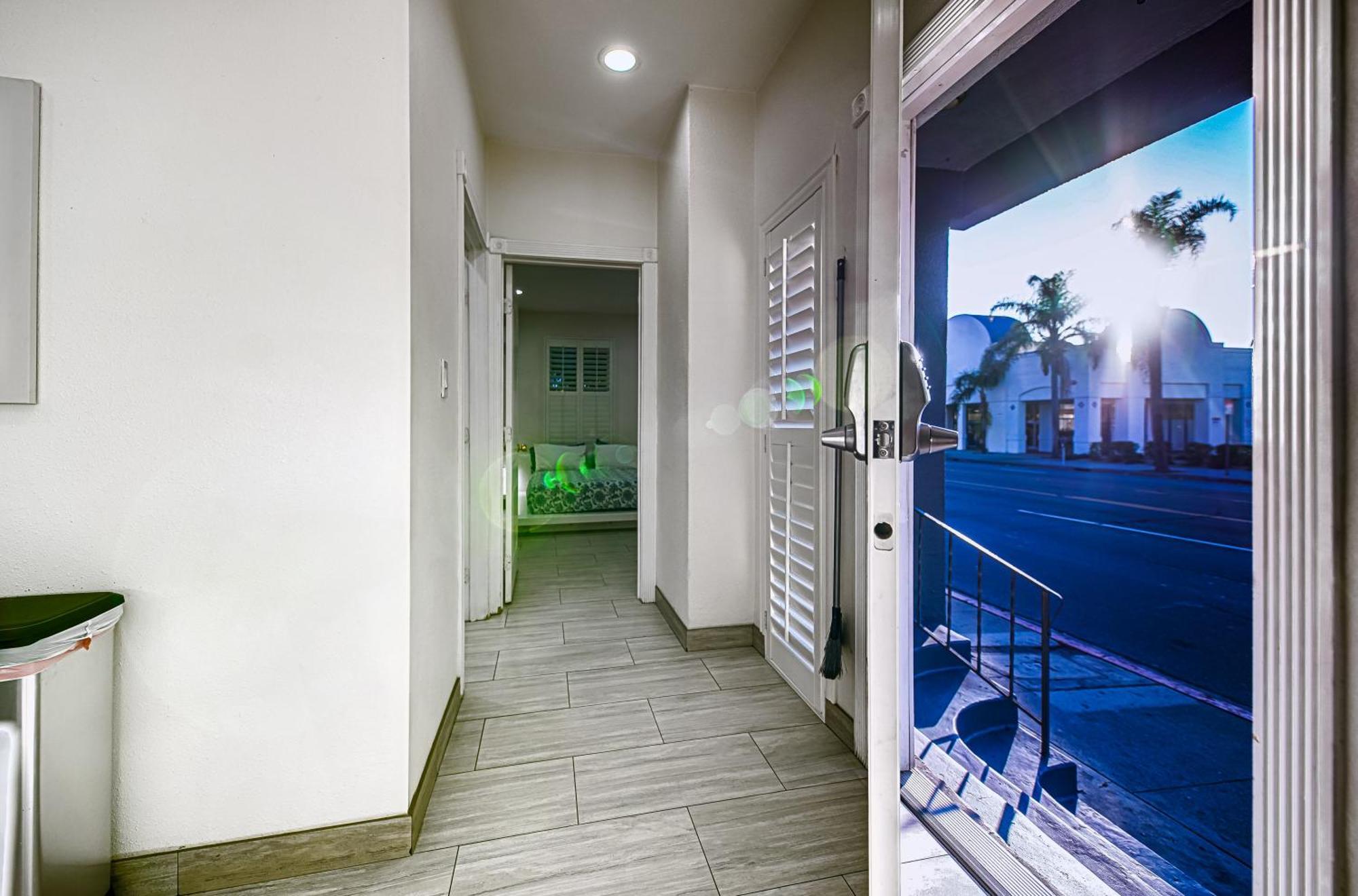 Stylish Modern Home, Ac, Parking & Near Fwys Santa Ana Bagian luar foto